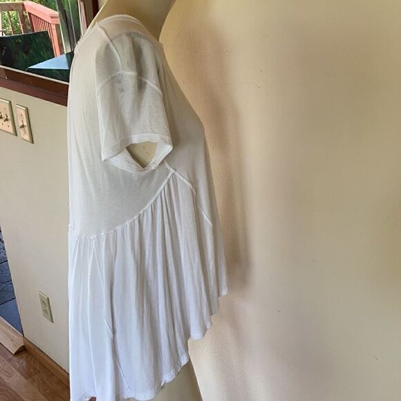 We The Free white raw edge loose top XS runs Big - Picture 10 of 16